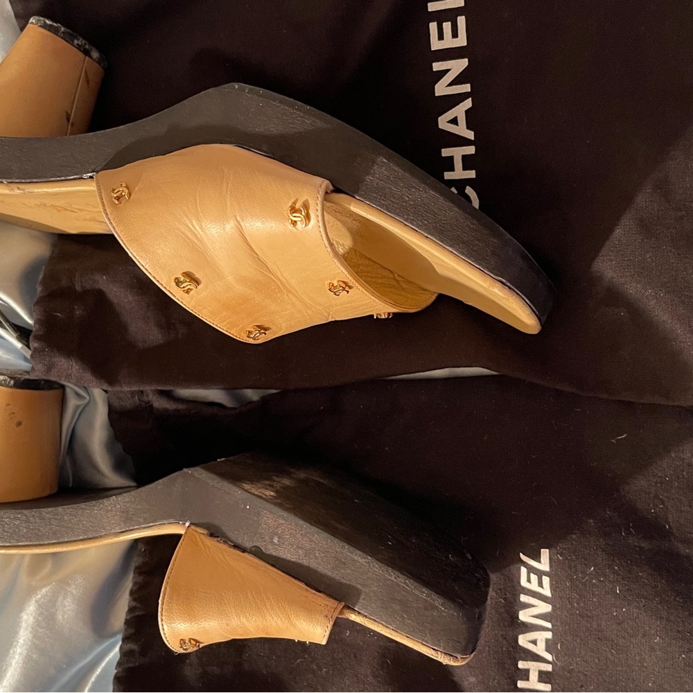 *RARE* CHANEL Beige Leather Slide Sandals with Gold CC Studs - Picture 5 of 9